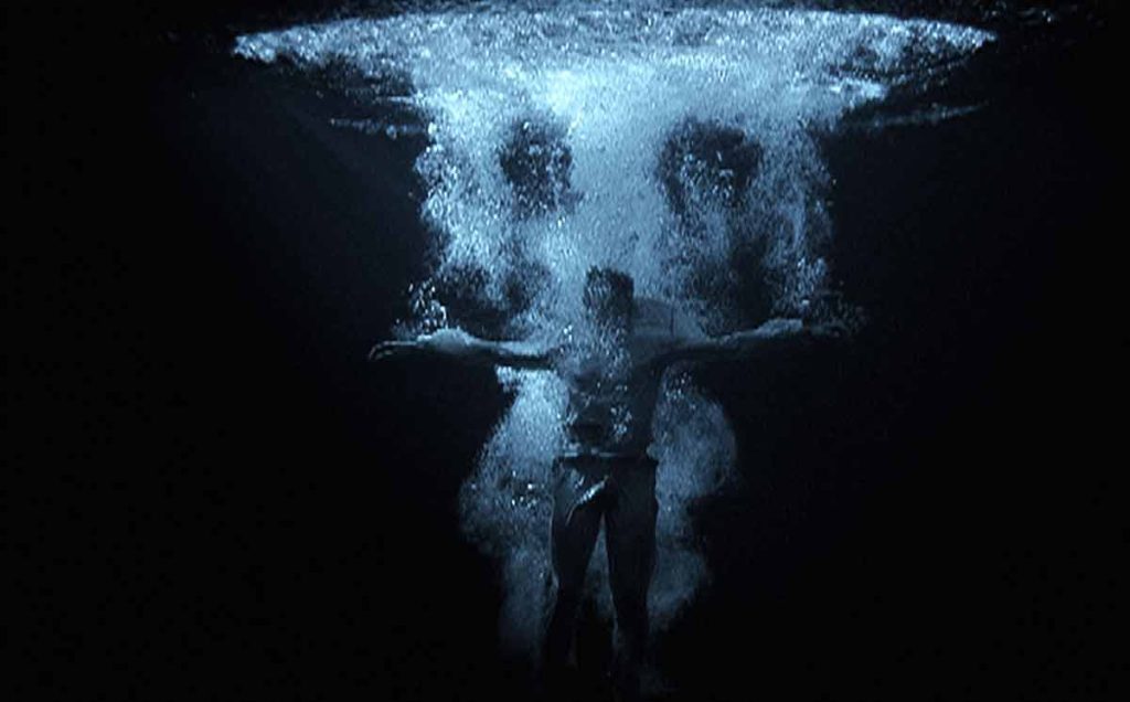 Bill Viola. Ikonen des Lichts. Ascension, Video-Toninstallation