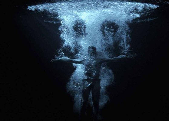 Bill Viola. Ikonen des Lichts. Ascension, Video-Toninstallation