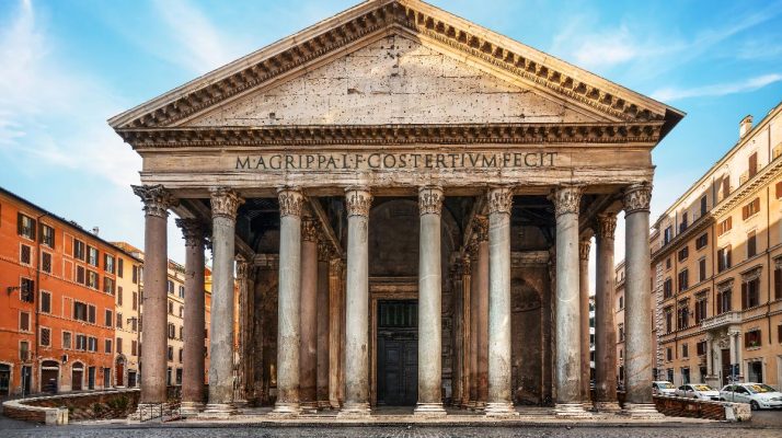 Fassade des Pantheons in Rom mit korinthischer Kolonnade und Agrippa-Inschrift