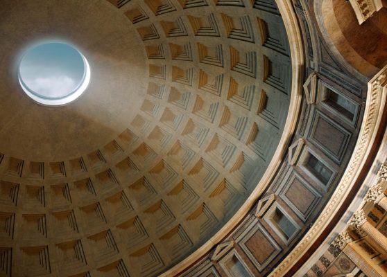 Geführte Besichtigung des Pantheons, das für seine Kuppel und seinen Rundbau berühmt ist.