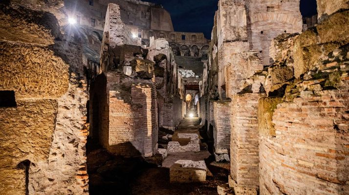 Hypogaeum des Kolosseums bei Nacht beleuchtet, Zentralgang