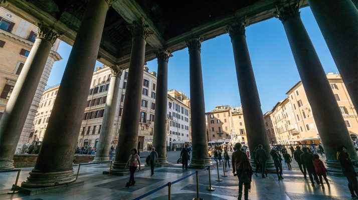 Portikus des Pantheons: die korinthische Granitkolonnade zur Piazza della Rotonda