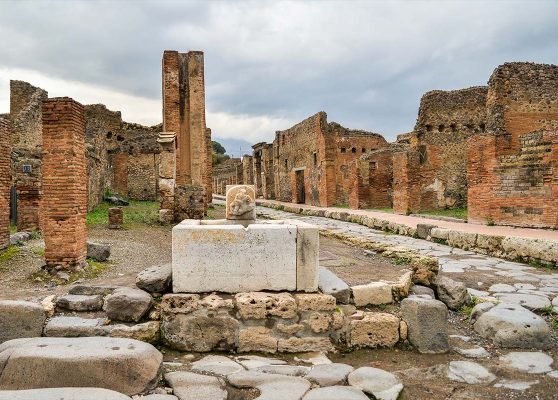 Steinbrunnen im archäologischen Gebiet von Pompeji