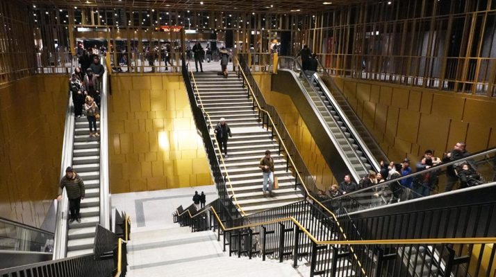 Zentrale vertikale Erschließungsstruktur der Metrostation Colosseo - Fori Imperiali
